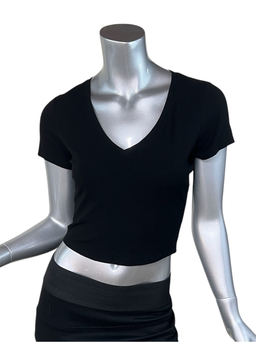 Bozzolo Women's Black Fitted Ribbed Stretch V-Neck Short Sleeve Crop Top Large